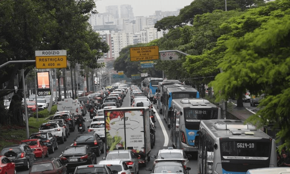 Trânsito carregado em São Paulo