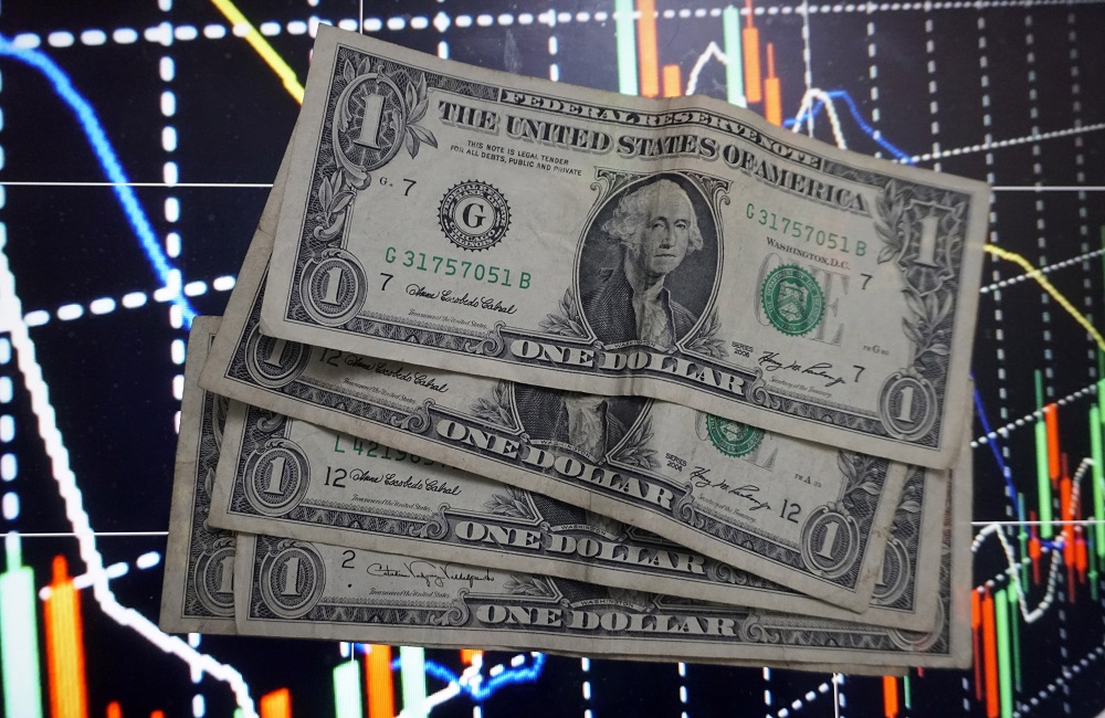 Dólar tem alta de 0,15% e fecha sexta-feira cotado a R$ 5,76 