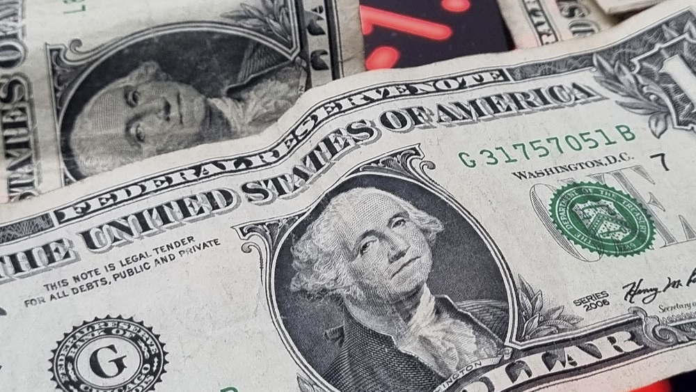 Dólar sobe para R$ 5,73 em meio a incertezas sobre tarifas dos EUA