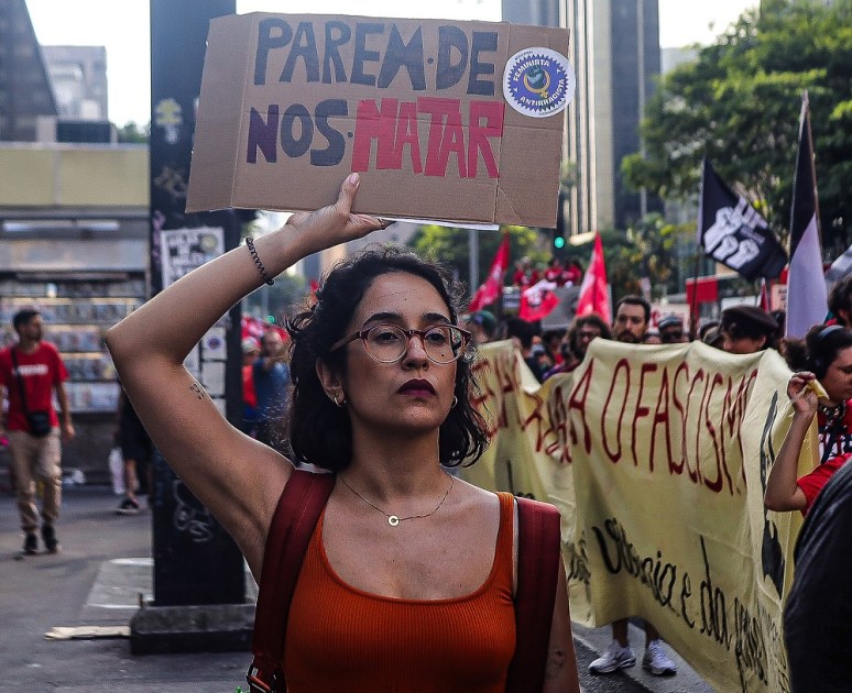 Estudantes ligadas à CUT participam de ato no Dia Internacional da Mulher na Avenida Paulista, na região central de São Paulo