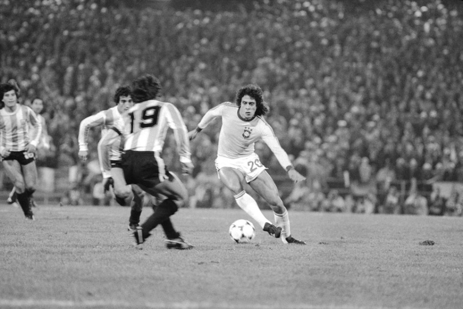 Roberto "Dinamite" (d) da Seleção do Brasil, disputa lance com Daniel Passarella (e), da Seleção da Argentina, no jogo válido pela segunda fase da Copa do Mundo, disputado no Estádio Gigante de Arroyito, em Rosário