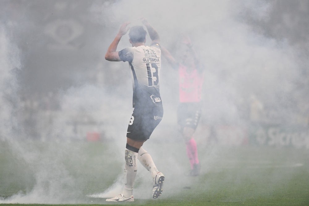 Leila Pereira pede punição por arremesso de fogos de artifício no gramado durante a final do Paulistão