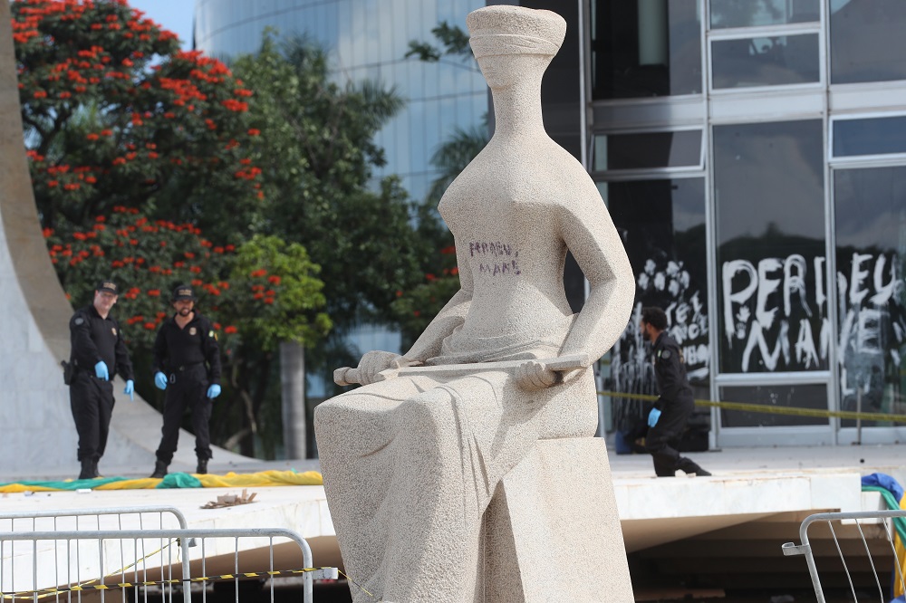 OAB-RJ critica pena prevista para cabeleireira que pichou estátua do STF durante o 8 de Janeiro