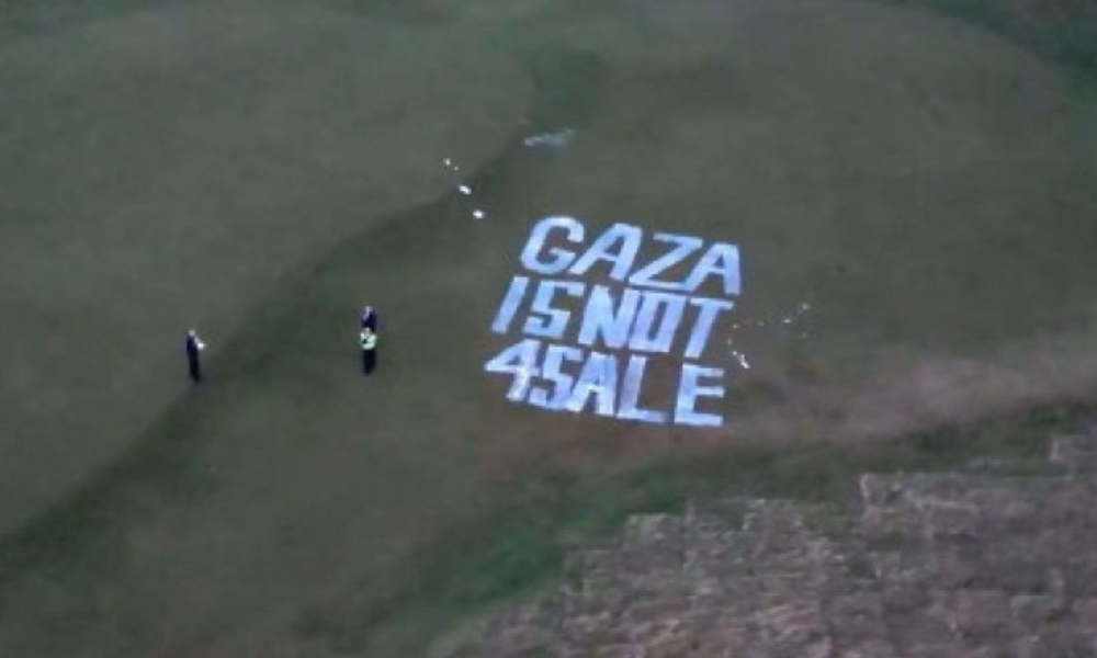 "Gaza não está à venda" foi escrita no gramado