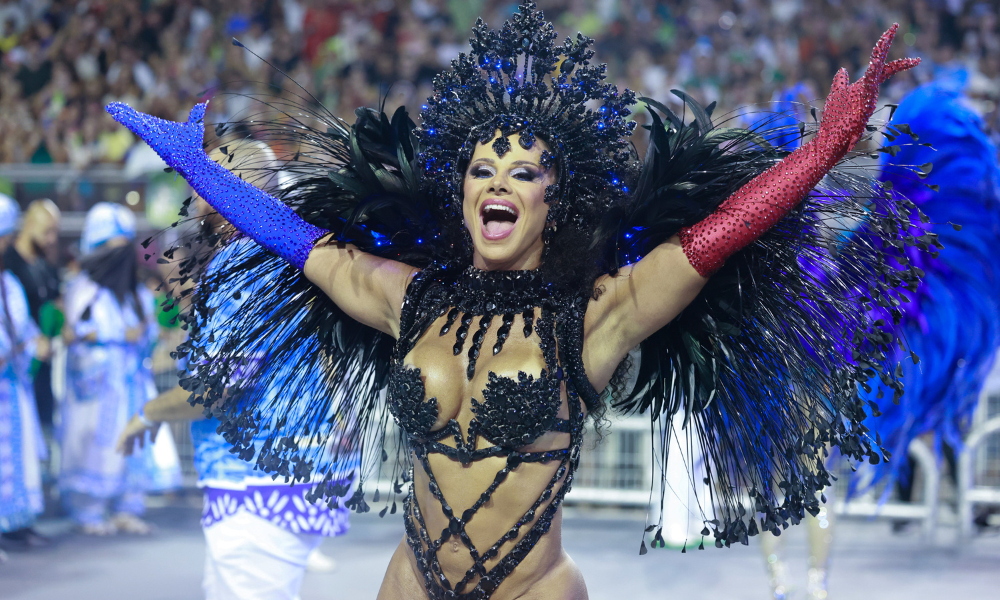 Viviane Araujo foi fantasiada de Daniela Mercury, em homenagem ao enredo da Mancha Verde deste ano