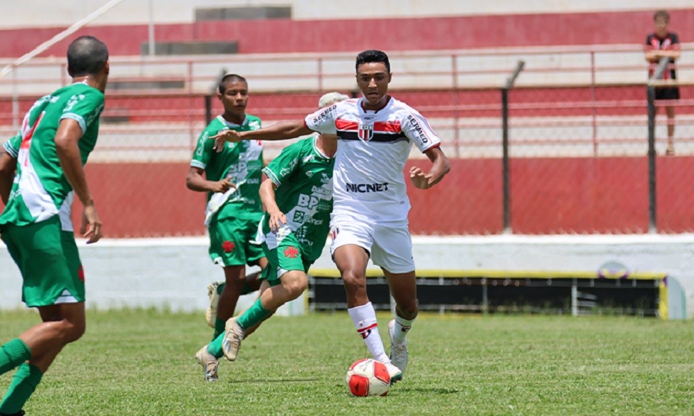 Pedro Severio com a obla dominada em jogo do Botafogo de Ribeirão Preto