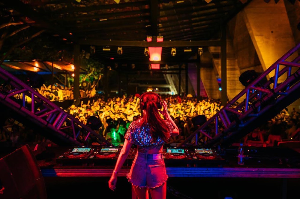 Do axé às pistas eletrizantes: Eli Iwasa fala sobre ascensão da música eletrônica no Carnaval 
