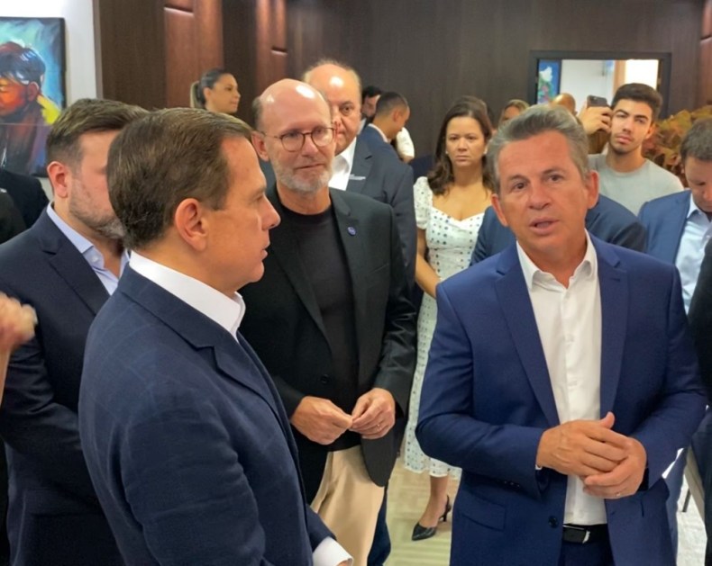 O ex-governador João Doria e o governador Mauro Mendes conversam em evento do Grupo Lide em Mato Grosso