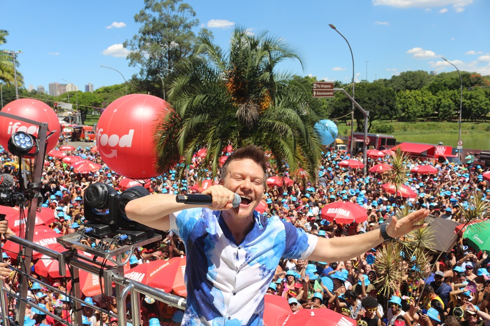 Foliões enfrentam calor de 34ºC em bloco sertanejo comandado por Michel Teló em São Paulo