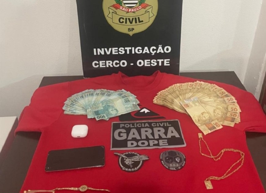 Dinheiro e joias recuperados pela polícia após assalto no Jardim Paulista, zona oeste de São Paulo