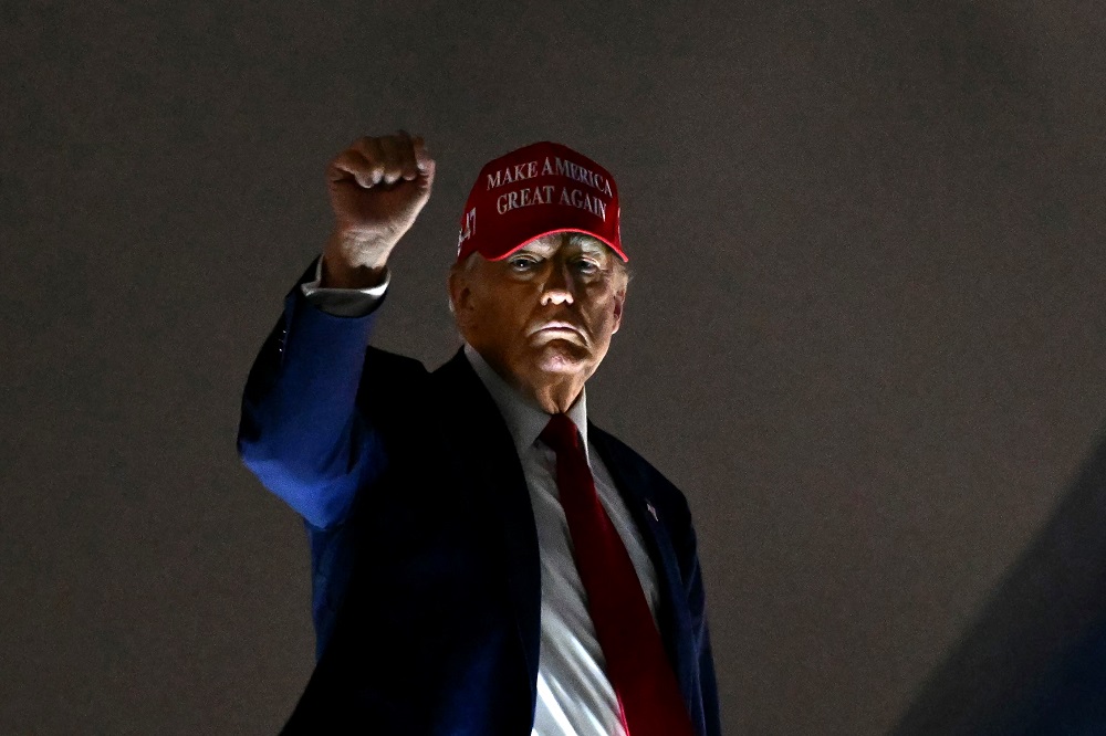 Trump ignora turbulência nos mercados, afirma que suas políticas 'nunca mudarão' e provoca China