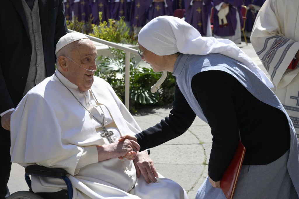 Papa Francisco faz primeira aparição pública no Vaticano após ficar 38 dias internado