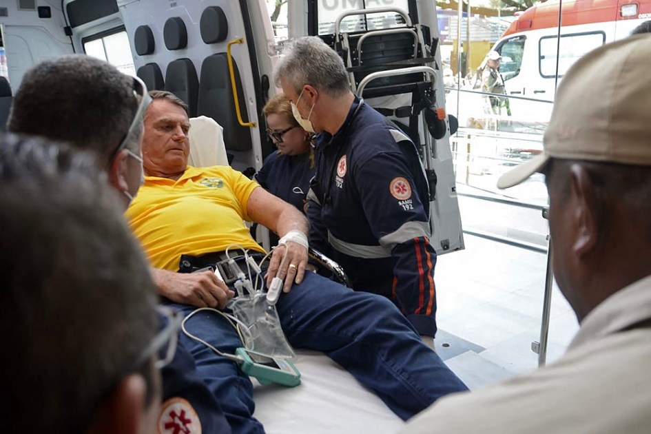 O ex-presidente brasileiro Jair Bolsonaro chega de ambulância ao Hospital Rio Grande, em Natal