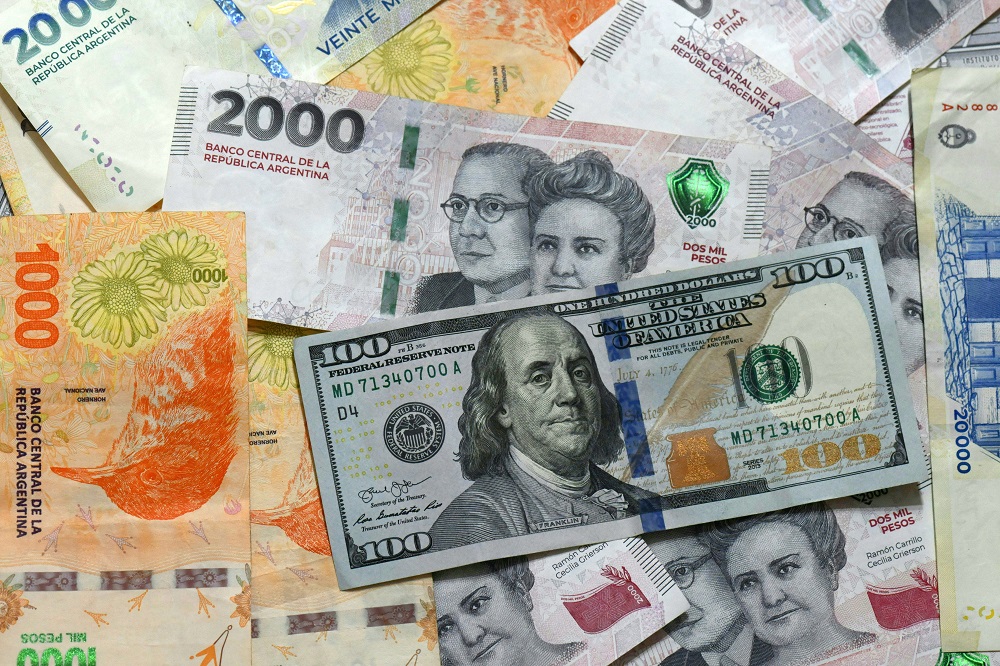 Argentina abole limites de compra de dólares e estabelece novo regime cambial