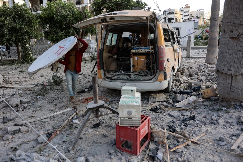 Bombardeio israelense paralisa um dos poucos hospitais de Gaza