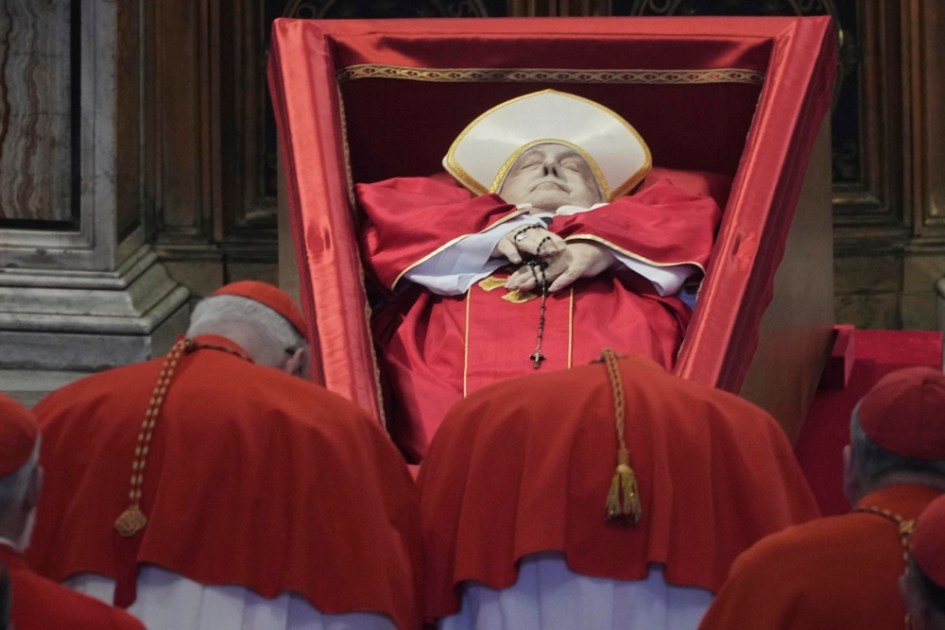 O corpo do Papa Francisco jaz na Basílica de São Pedro,