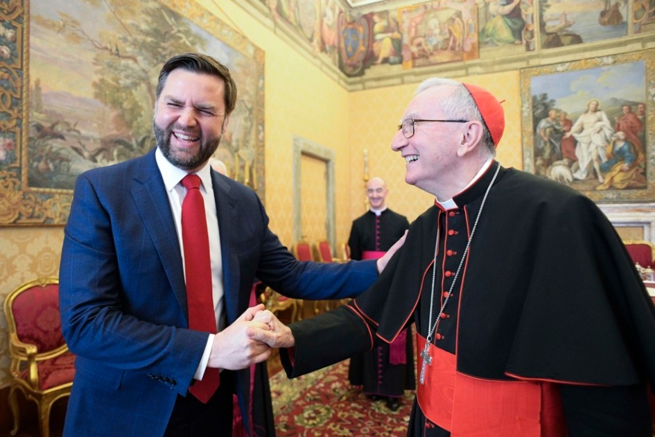 CIDADE DO VATICANO (Estado da Cidade do Vaticano (Santa Sé)), 19/04/2025. - Uma foto fornecida pela Vatican Media mostra o Secretário de Estado do Vaticano, Cardeal Pietro Parolin (D), recebendo o vice-presidente dos EUA, JD Vance, d