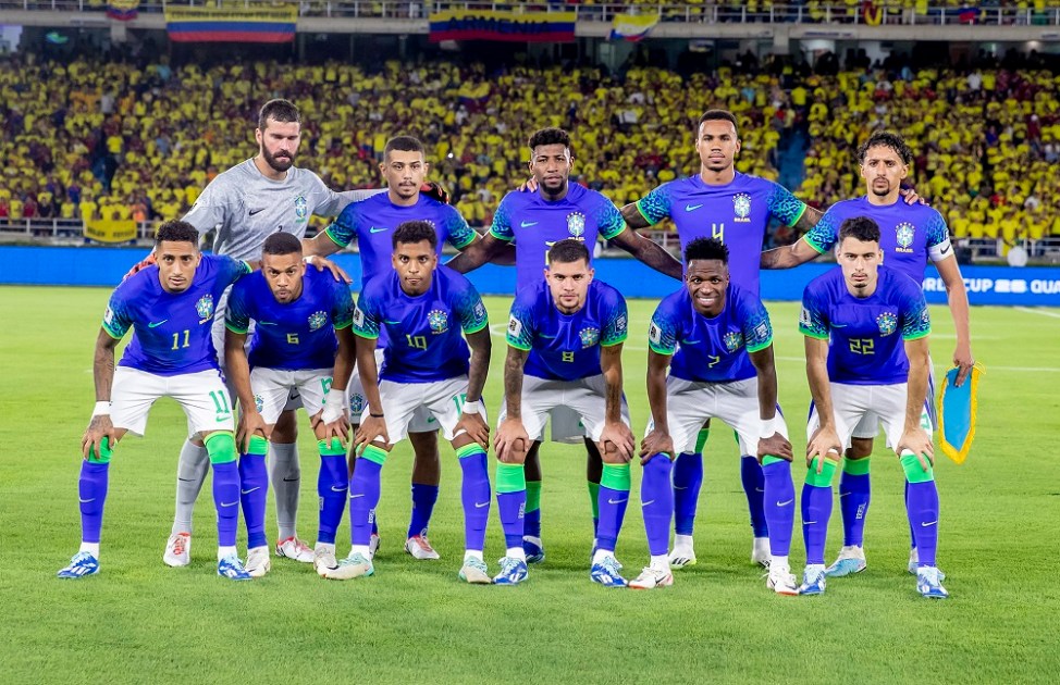 Seleção brasileira posa com a camisa azul antes de jogo contra a Colômbia pelas Eliminatórias