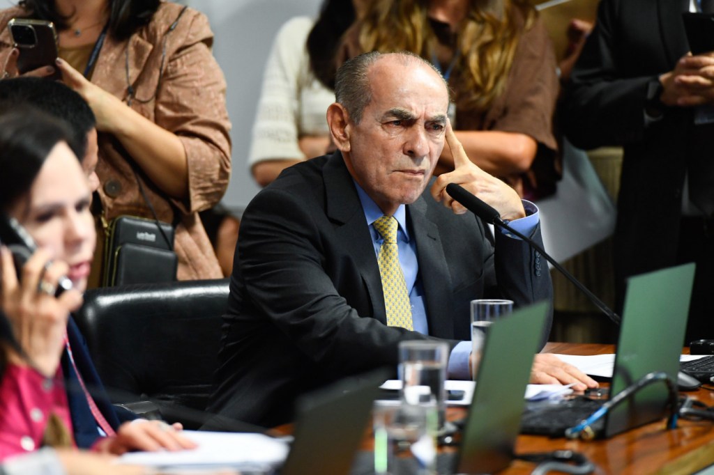 Senador protocola PEC para acabar com a reeleição no Executivo