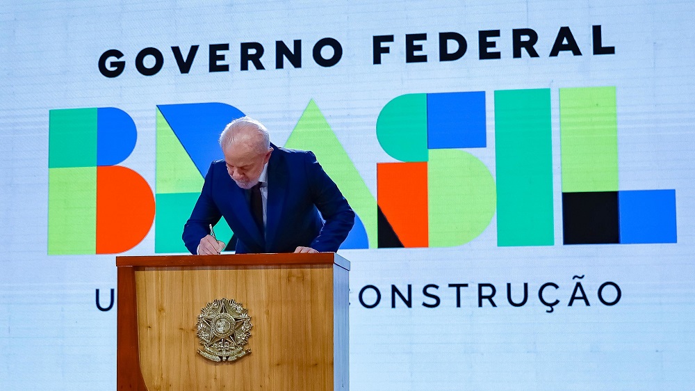 Lula assina antecipação do 13º salário para aposentados e pensionistas