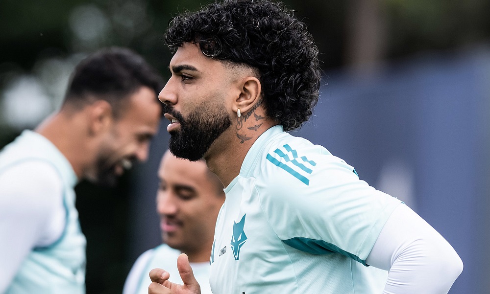 Gabigol se irrita com crítica de Roger Flores sobre paixão pelo futebol: ‘Qual era o apelido dele quando jogava?’