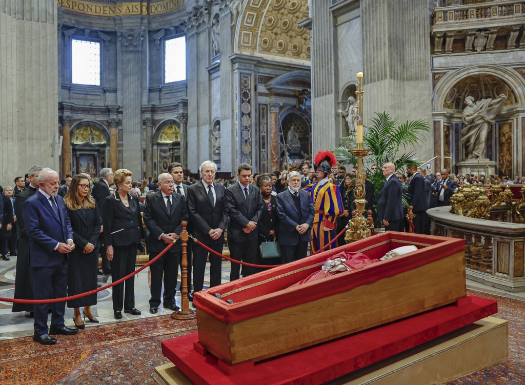 Lula diz não ter falado com Trump após cerimônia em homenagem ao papa Francisco