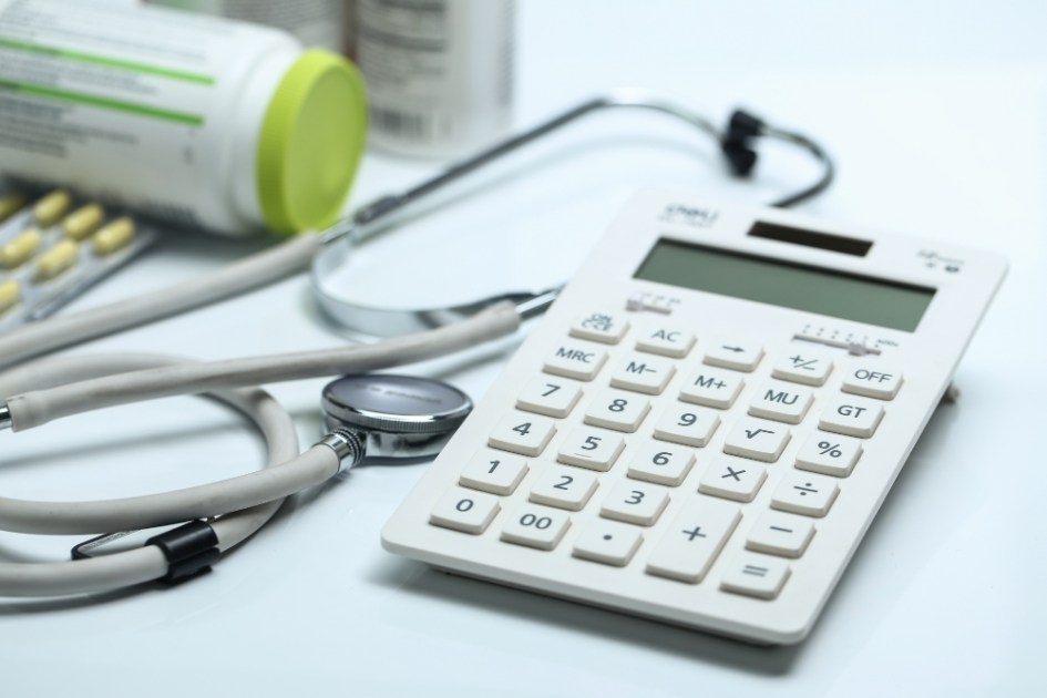 Remédios, instrumentos médicos e calculadora