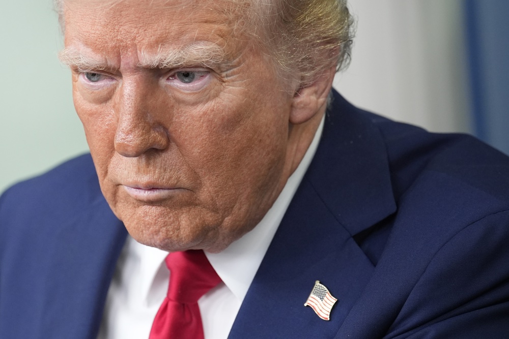 Trump recebe alerta da Suprema Corte após briga com juiz