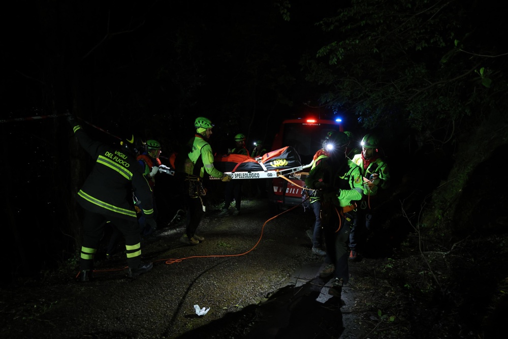 Teleférico cai na Itália e deixa 4 mortos