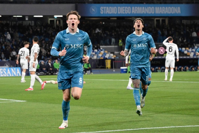 Scott McTominay, do Napoli (à esq.), comemora o gol que abriu o placar na partida contra o Empoli, válida pelo Campeonato Italiano