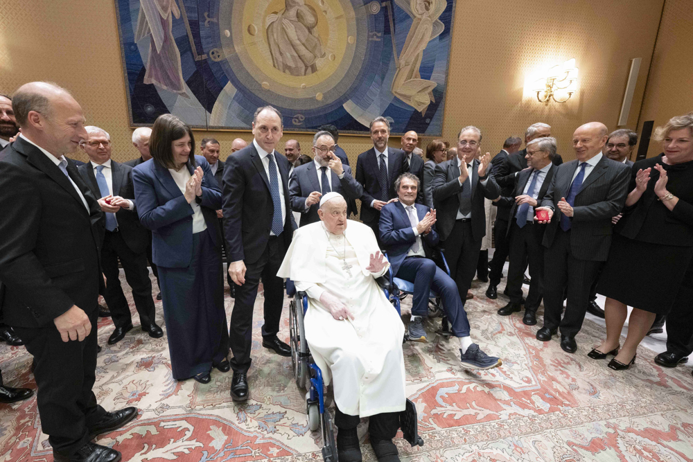 Papa Francisco recebe equipe do hospital de Roma onde foi atendido