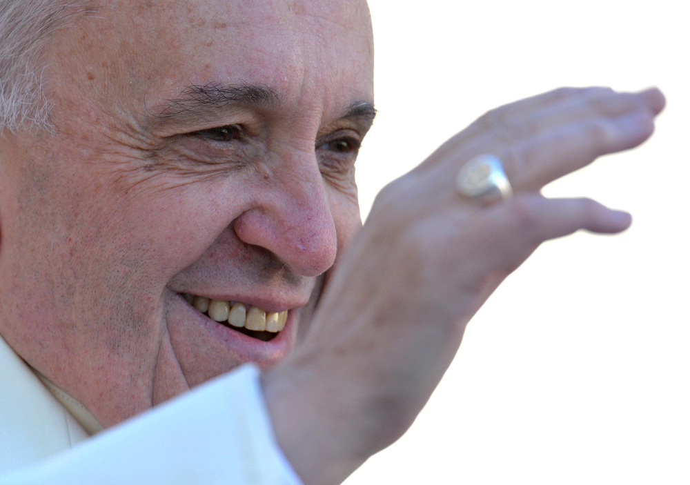 Papa Francisco acenou para enfermeiro pouco antes de morrer, diz Vaticano