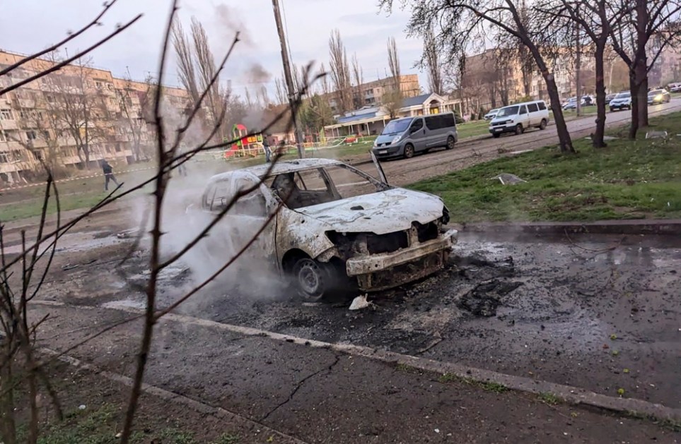 Carro queimado no local de um ataque com foguete em Kryvyi Rih, na Ucrânia