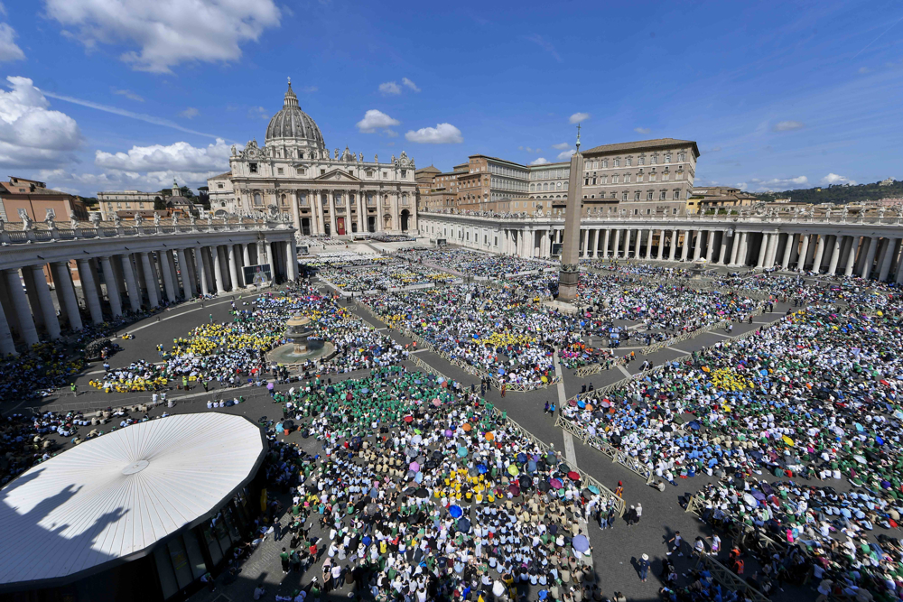 Missa de luto ao papa Francisco reúne milhares de fiéis na Praça São Pedro, no Vaticano