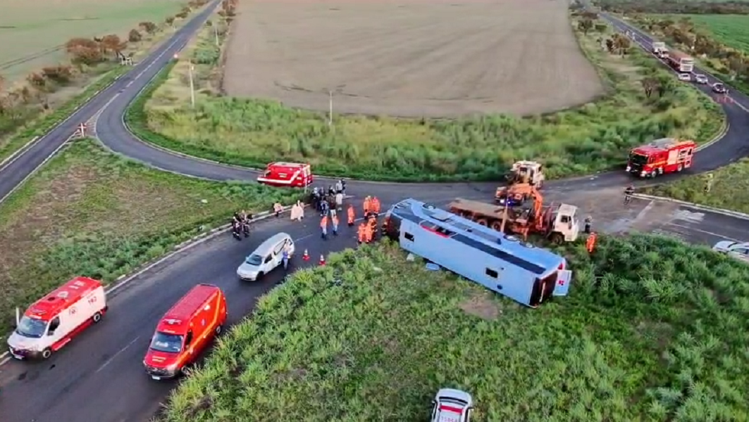 Acidente de ônibus em MG deixa ao menos 10 pessoas mortas