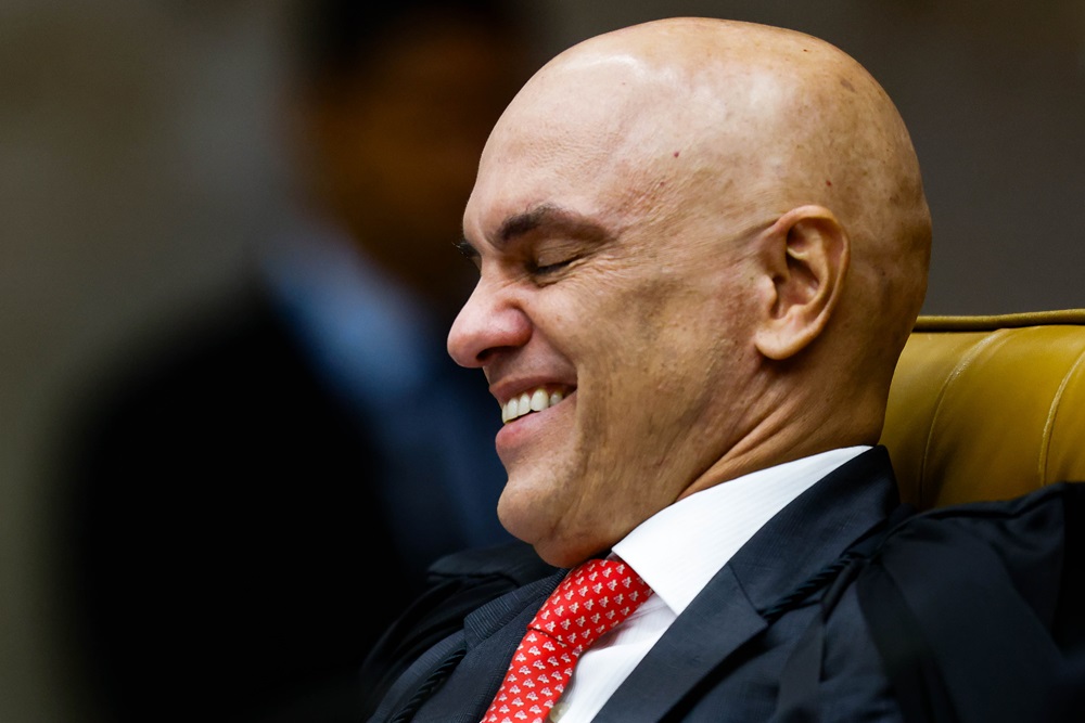 Moraes aplica nova multa de R$ 15 mil a Allan dos Santos por uso de redes sociais