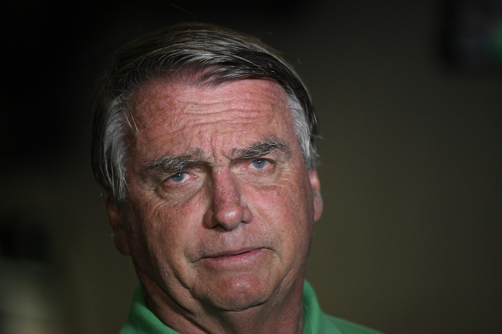 Bolsonaro faz post em francês para apoiar Marine Le Pen: ‘Espero que ela vença essa perseguição’