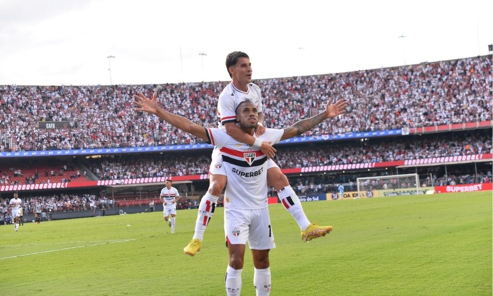 São Paulo bate Santos no MorumBis e conquista primeira vitória no Brasileirão