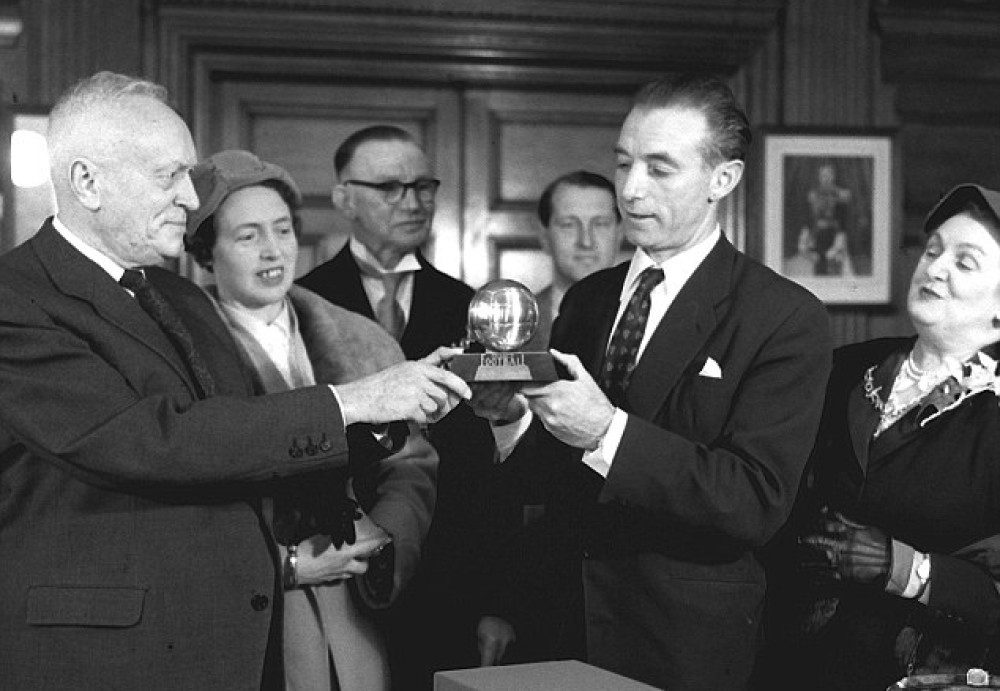 Stanley Matthews, ícone do futebol inglês, enfrentou o Brasil em amistoso em 1956