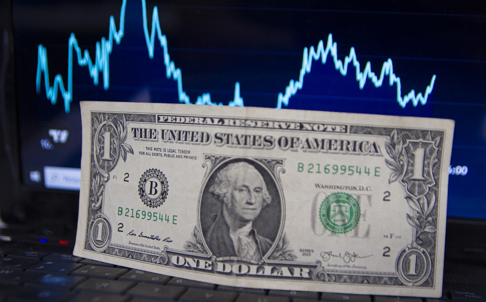Dólar recua e fecha a R$ 5,68 com dados fracos nos EUA; Ibovespa fecha em alta na véspera do ‘Dia da Libertação’