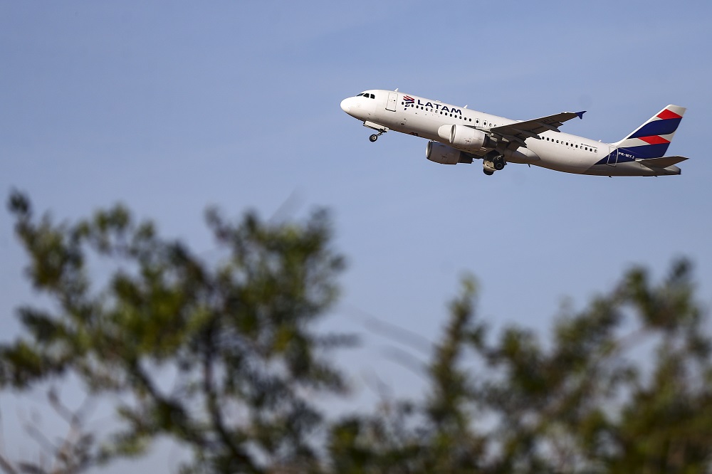 Latam cancela voo e remaneja com diferença de 12 horas