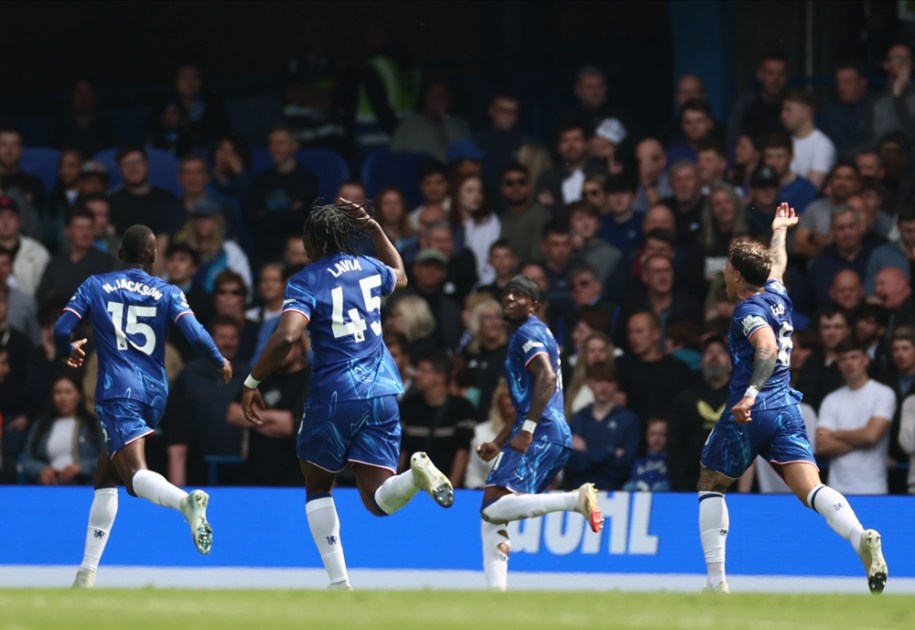 Jogadores do Chelsea comemoram o primeiro gol da equipe, marcado por Nicolas Jackson