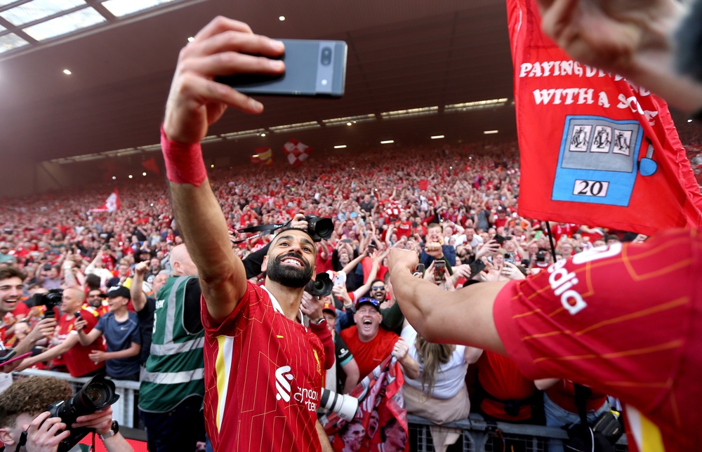 Liverpool goleia o Tottenham, conquista 20º título inglês e iguala recorde do Manchester United
