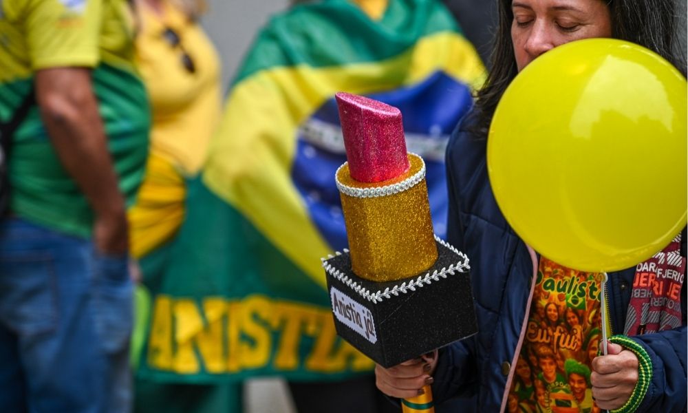 Manifestantes atendem pedido de Michelle e comparecem ao ato de Bolsonaro com batom em homanegem a Débora