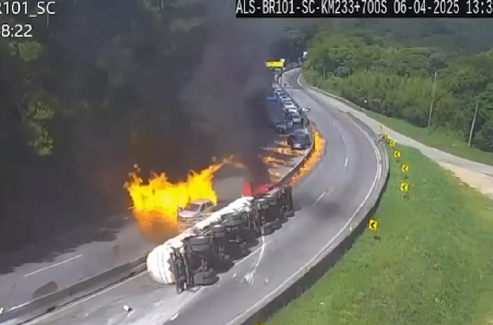 Carreta explode e incendeia carros após tombar na BR-101 em Santa Catarina