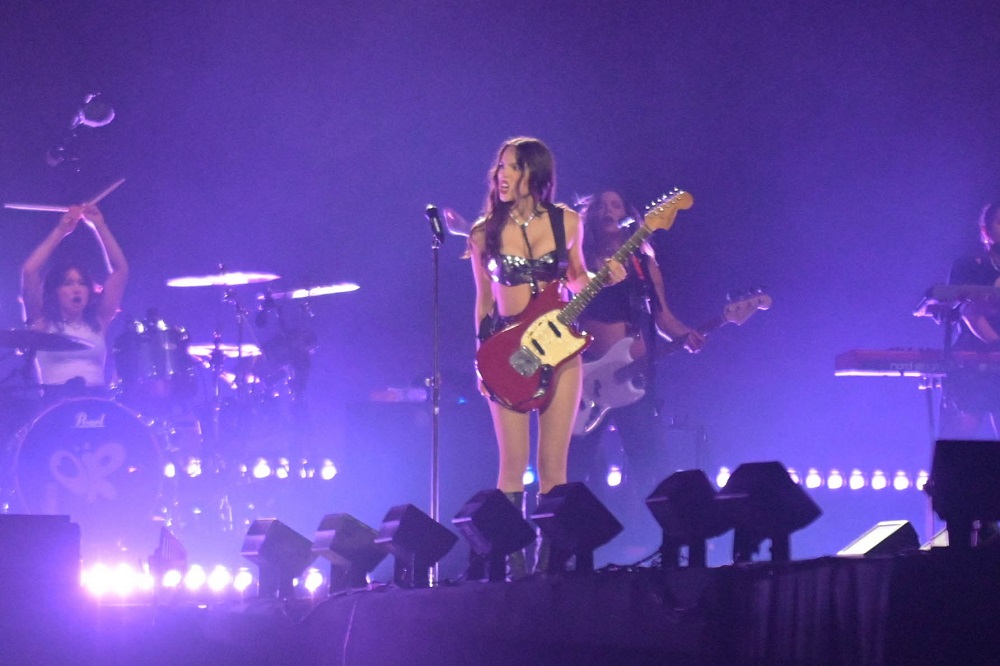 Olivia Rodrigo ignora show em Curitiba e gera revolta entre fãs brasileiros