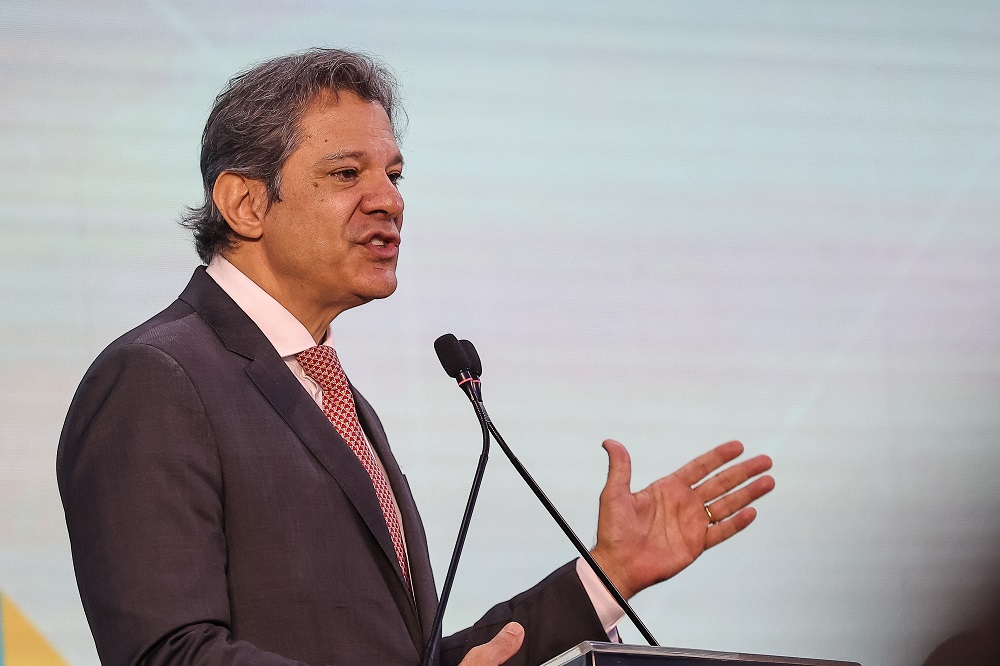 Haddad diz que não é momento de o Brasil reagir às tarifas de Trump: ‘Tentar ver se a poeira abaixa’