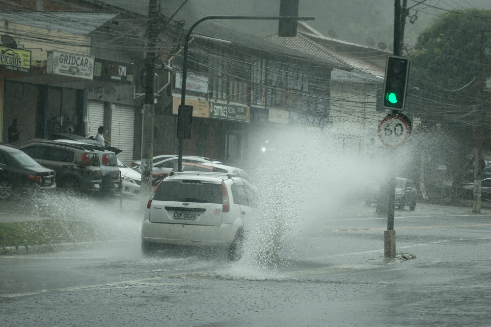 Petrópolis suspende aulas e decreta ponto facultativo por chuvas intensas