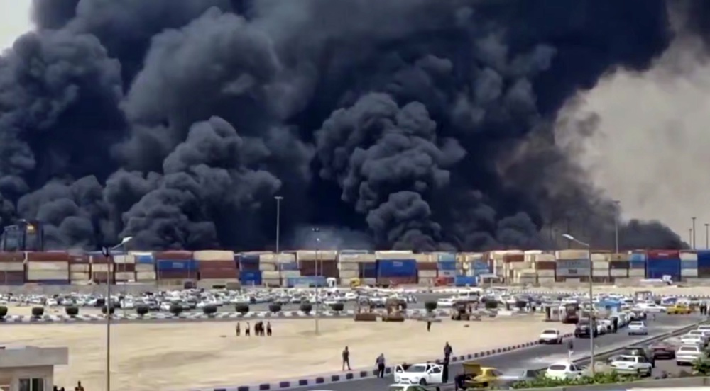 Fumaça subindo no porto de Rajaie, na cidade de Bandar Abbas, no sul do Irã