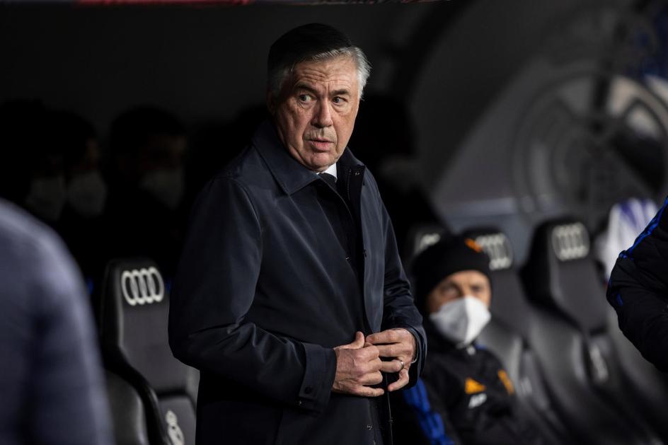 Carlo Ancelotti de terno